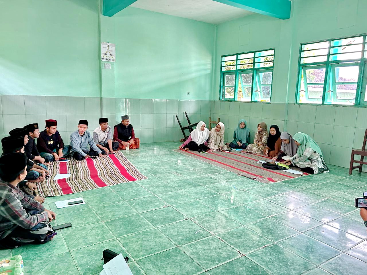 AKTIF: Siswa mengikuti program kursus bahasa Inggris di Yayasan Tanwirul Hija, Minggu (17/3). (FAHMI JALIL/JPRM)