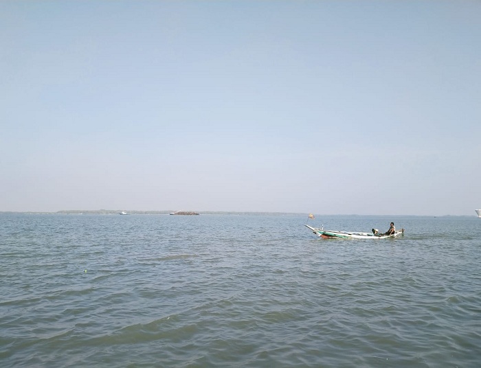 TERTIB: Nelayan tengah berlayar di perairan Ujung Piring, Bangkalan, Minggu (24/3). (VIVIN AGUSTIN HARTONO/JPRM)