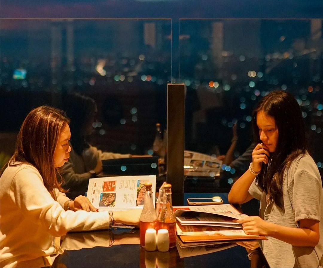 Pengunjung sedang menikmati keindahan Heha Sky View Jogja
