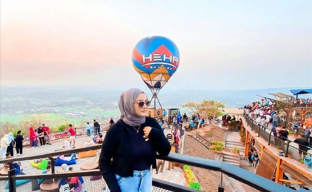 Pengunjung Sedang menikmati pemandangan indah di Heha Sky View Jogja
