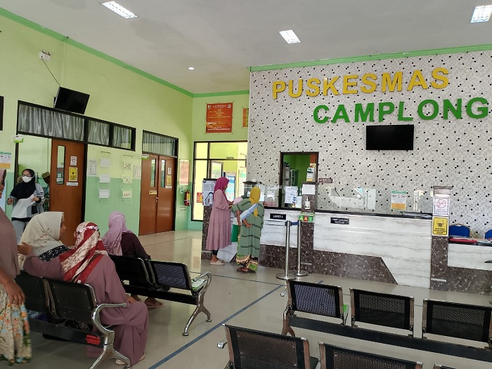 ANTRE: Warga hendak berobat saat berada di Puskesmas Camplong, Sampang, Selasa (26/3). (UBAIDILLAHIR RA&rsquo;IE/JPRM)