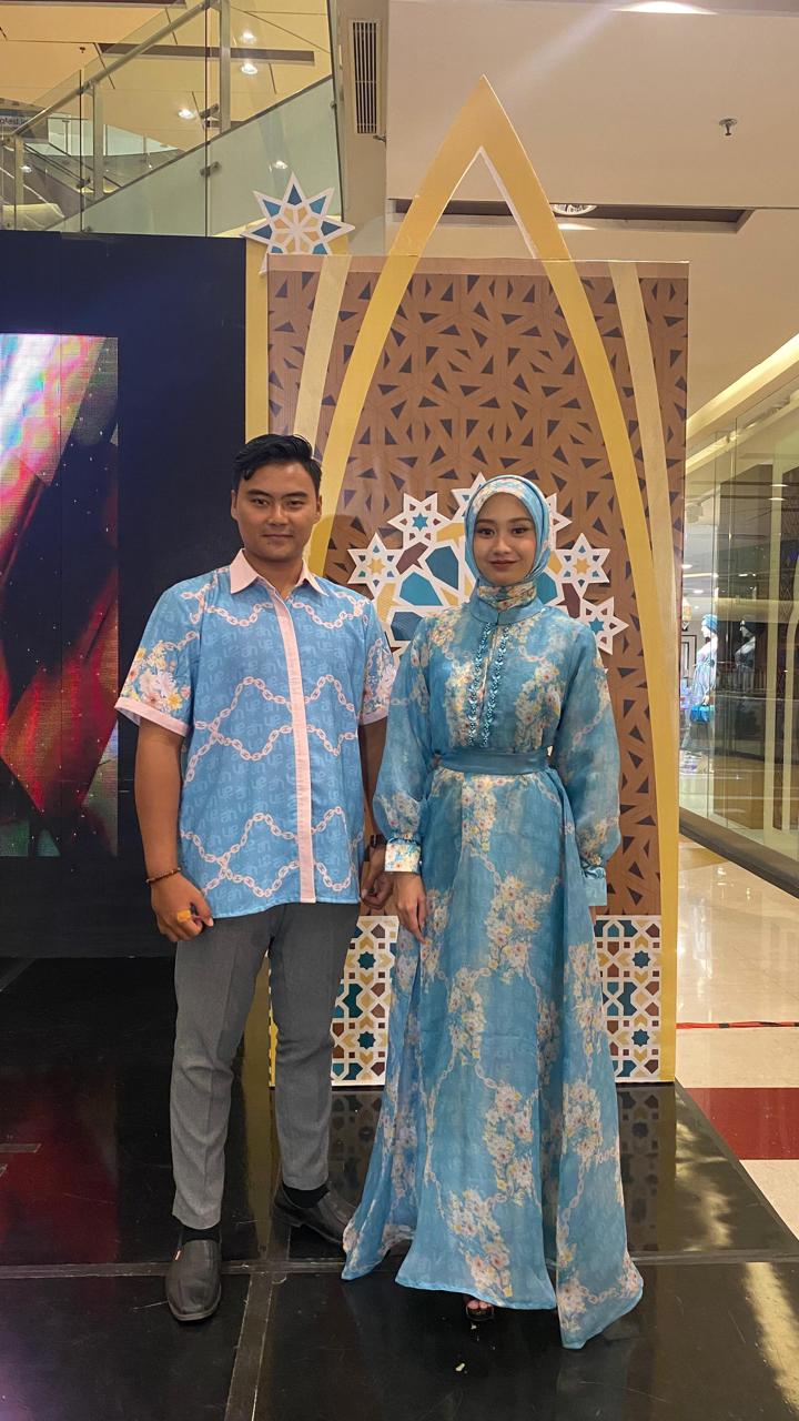 MEWAH: Kacong Fiki Rahman dan Cebbing Falinda Desi Kamaliya mengenakan costum medina series warna wardah produksi Arinna Premium Hijab saat menghadiri acara Safari Ramadan Raka Raki Jatim di Surabaya