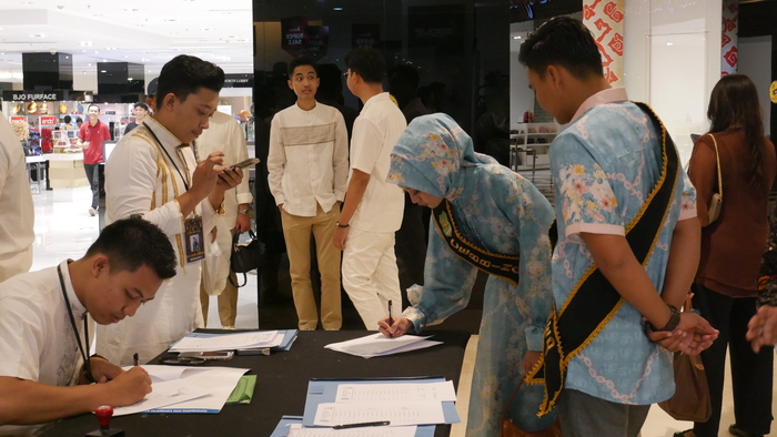 SERASI: Kacong Fiki Rahman dan Cebbing Falinda Desi Kamaliya mengisi daftar hadir acara Safari Ramadan Raka Raki Jatim di Surabaya sambil mengenakan kostum Arinna Premium Hijab