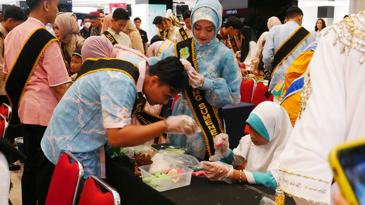 MAMPU BERSAING: Kacong Fiki Rahman dan Cebbing Falinda Desi Kamaliya mengisi acara Safari Ramadan Raka Raki Jatim di Surabaya