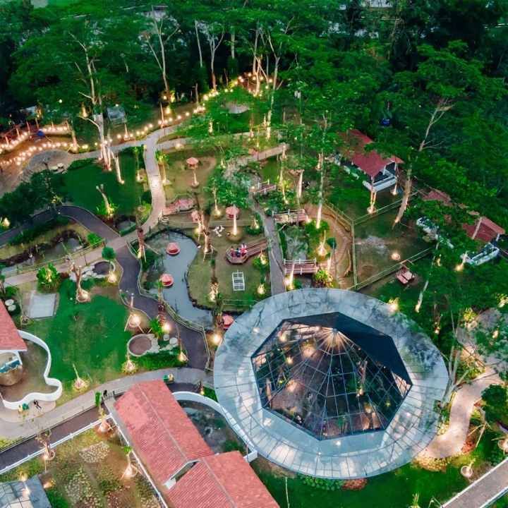 Pemandangan Obelix Village dari Atas yang Meriah