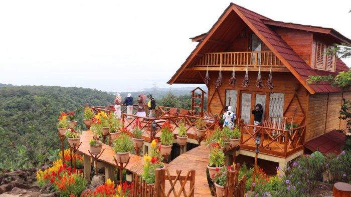 Pengunjung Sedang Menikmati Indahnya Pemandangan Bukit Durian Sagara Sukabumi.