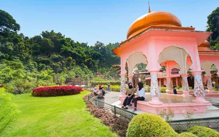Potret pengunjung The Great Asia Afrika Bandung Sedang Bercengkerama