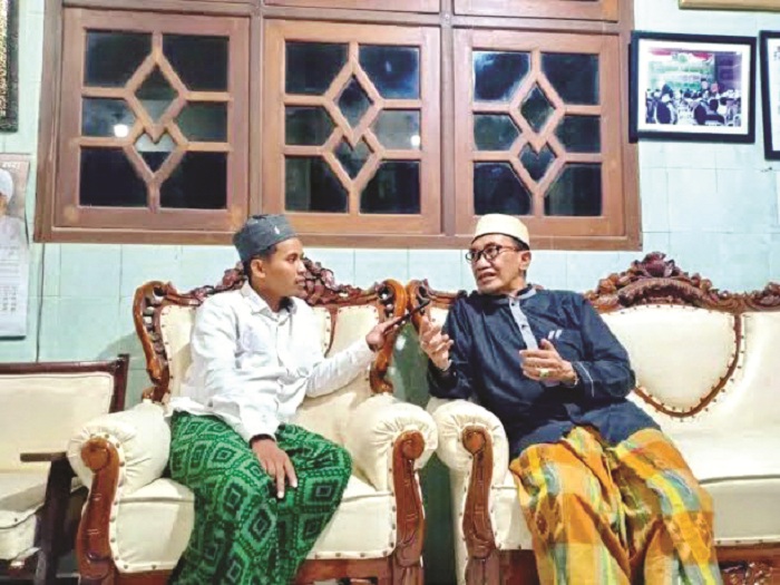 SANTAI: Wakil Kepala JPRM Biro Pamekasan Moh. Ali Muhsin berbincang dengan mantan bupati Pamekasan Kholilurrahman di kediamannya, April 2023. (DOK. JPRM)