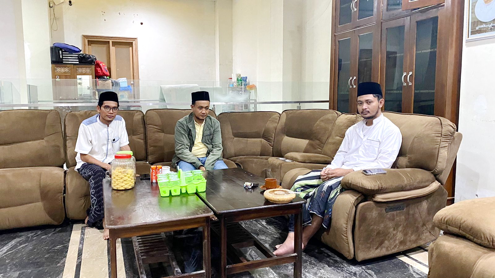 SILATURAHMI: Dari kanan, Ketua I Pondok Putra Syaichona Moh. Cholil Bangkalan Lora Muhammad Ismail Al Ascholy bersama Korlip JPRM Hariyanto dan pengurus Ponpes Syaichona Moh. Cholil, Jumat (29/3).
