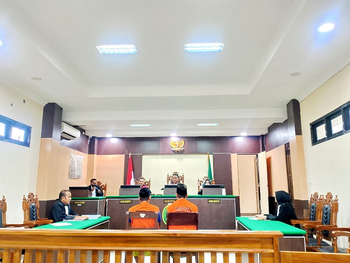 TERTIB: Terdakwa Abdur Rahim (kiri) dan Malik mengikuti sidang pemeriksaan sebagai terdakwa di PN Sampang Senin (1/4). (UBAIDILLAHIR RA&rsquo;IE/JPRM)
