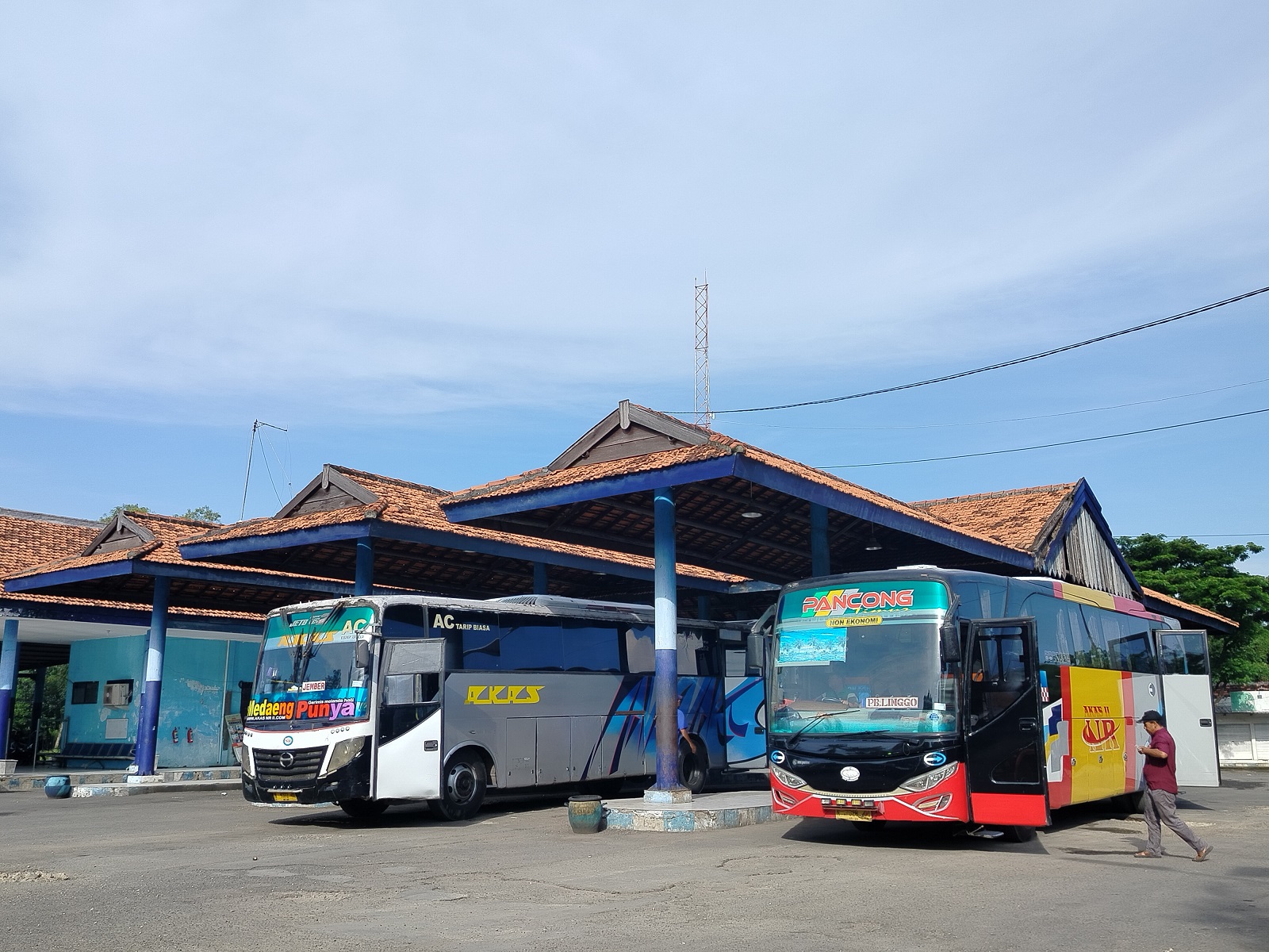 MENUNGGU PENUMPANG: Warga berada di sekitar bus yang parkir di Terminal Ronggosukowati Desa Ceguk, Kecamatan Tlanakan, Pamekasan, Minggu (31/3). (LAILIYATUN NURIYAH/JPRM)