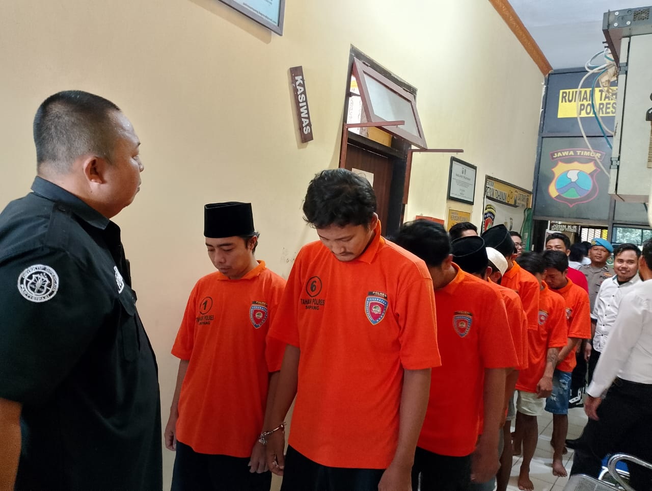 MELANGGAR HUKUM: Tersangka kasus narkoba digiring petugas di Mapolres Sampang, Senin (1/4). (UBAIDILLAHIR RA&rsquo;IE/JPRM)