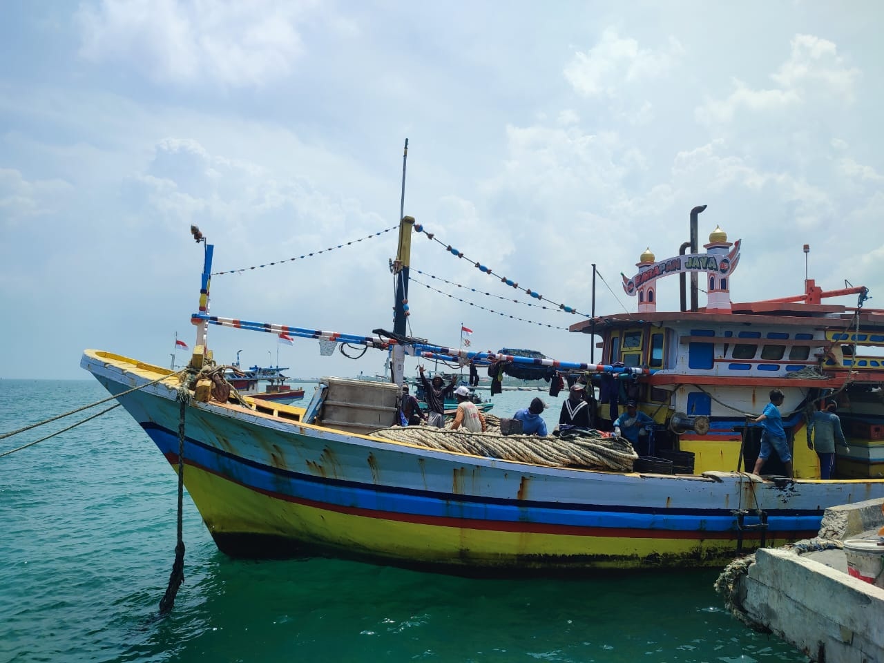 PERIKANAN: Nelayan di Desa Branta Pesisir, Kecamatan Tlanakan, berada di atas kapalnya, Kamis (28/3). Diskan Pamekasan akan menggelar pelatihan pembuatan jaring bagi istri mereka. (LAILIYATUN N/JPRM)