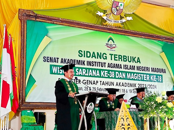 BERWIBAWA: Rektor IAIN Madura Saiful Hadi saat menyampaikan sambutan di acara wisuda strata satu ke-38 dan magister ke-18. (LAILIYATUN NURIYAH/JPRM)