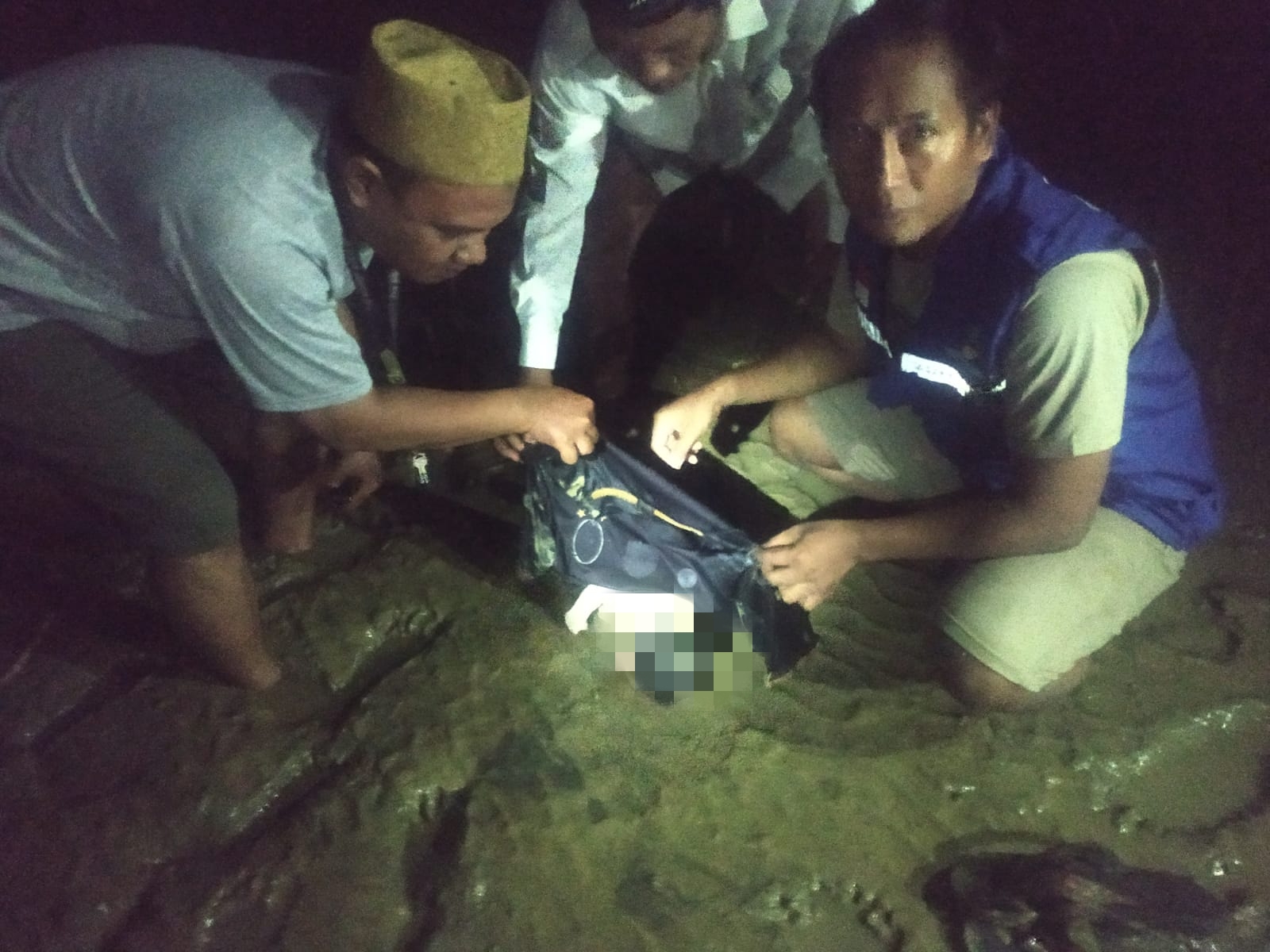 MENINGGAL: Jasad bayi dievakuasi oleh warga dan tim Tagana Kabupaten Sampang di Pantai Desa Taddan, Camplong, Sampang pada Senin (1/4/2024).