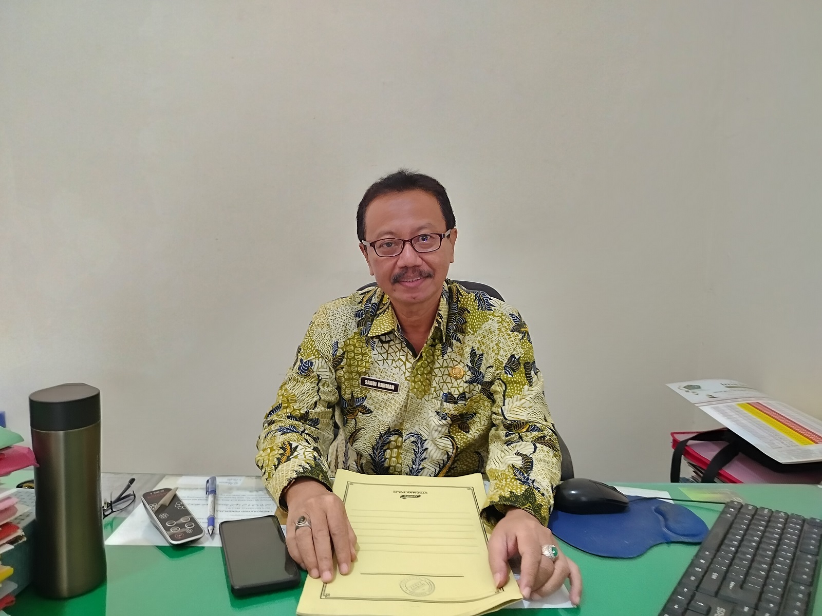 ANGGARAN REHABILITASI: Kepala BKPSDM Pamekasan Saudi Rahman saat ditemui di ruang kerjanya, Kamis (28/3). (LAILIYATUN NURIYAH/JPRM)