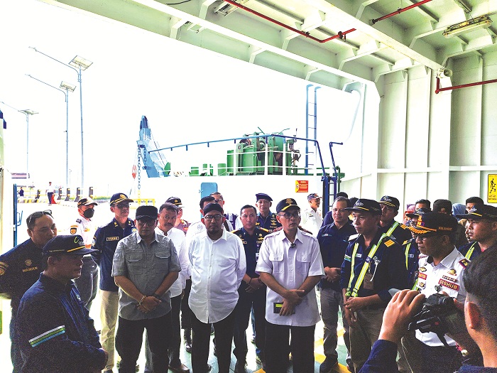 PASTIKAN KESIAPAN: Bupati Achmad Fauzi Wongsojudo bersama Dirjen Perhubungan Laut Kemenhub RI Antoni Arif Priadi dan jajaran meninjau KMP Munggiyango Hulalo di Pelabuhan Kalianget, Minggu (31/3).