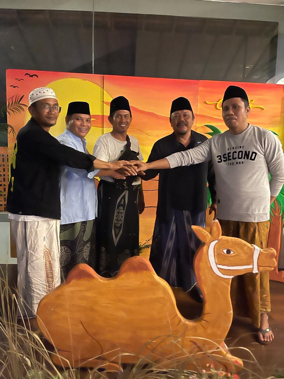 JALIN KOMUNIKASI: Petinggi parpol berfoto bersama dalam satu kegiatan di Pamekasan, Minggu (31/3) malam. (ISMAIL UNTUK JPRM)