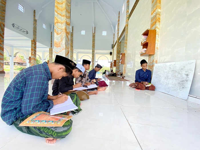 FOKUS: Santri Maktab Nubdatul Bayan Mambaul Ulum Al-Birowy sedang mengikuti kajian faraid di musala.