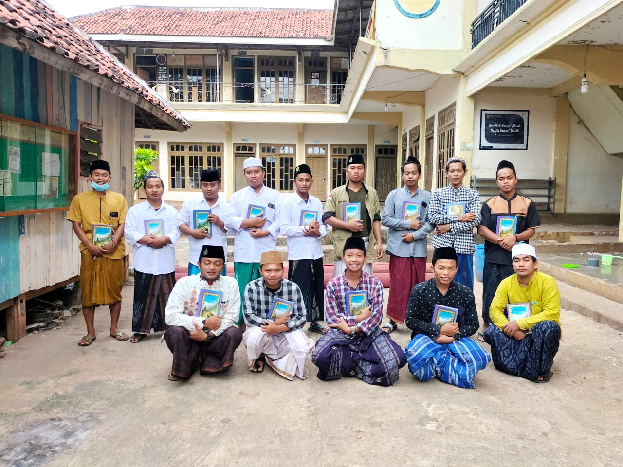 SEMANGAT: Santri Mambaul Ulum Al-Birowy berfoto bersama usai mengikuti kajian kitab dalam program Ramadan.