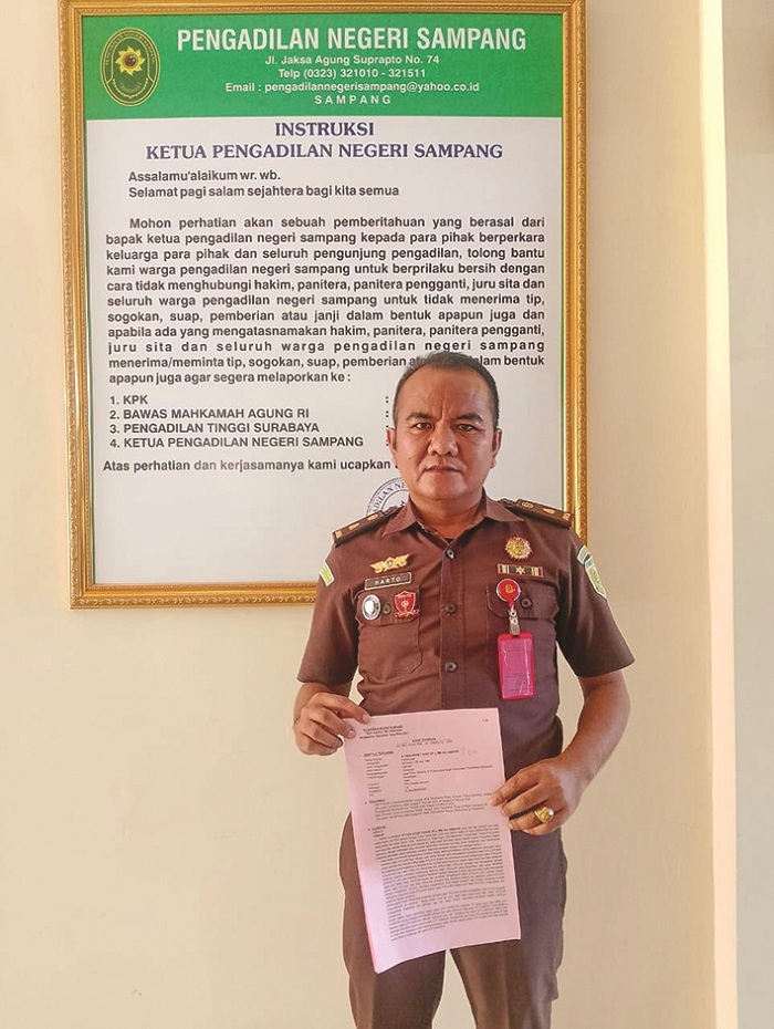 BERTUGAS: JPU Kejari Sampang Suharto saat berada di Pengadilan Negeri Sampang. (UBAIDILLAHIR RA&rsquo;IE/JPRM)