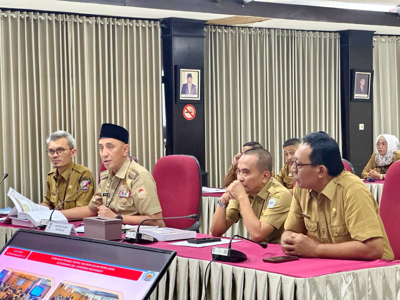 PERTANGGUNGJAWABAN: Pj Bupati Bangkalan Arief M. Edie (dua dari kiri) menjalani evaluasi kinerja kedua kalinya di kantor Irjen Kemendagri, Gambir, Jakarta Pusat, Senin (1/4). (PROKOPIM UNTUK JPRM)