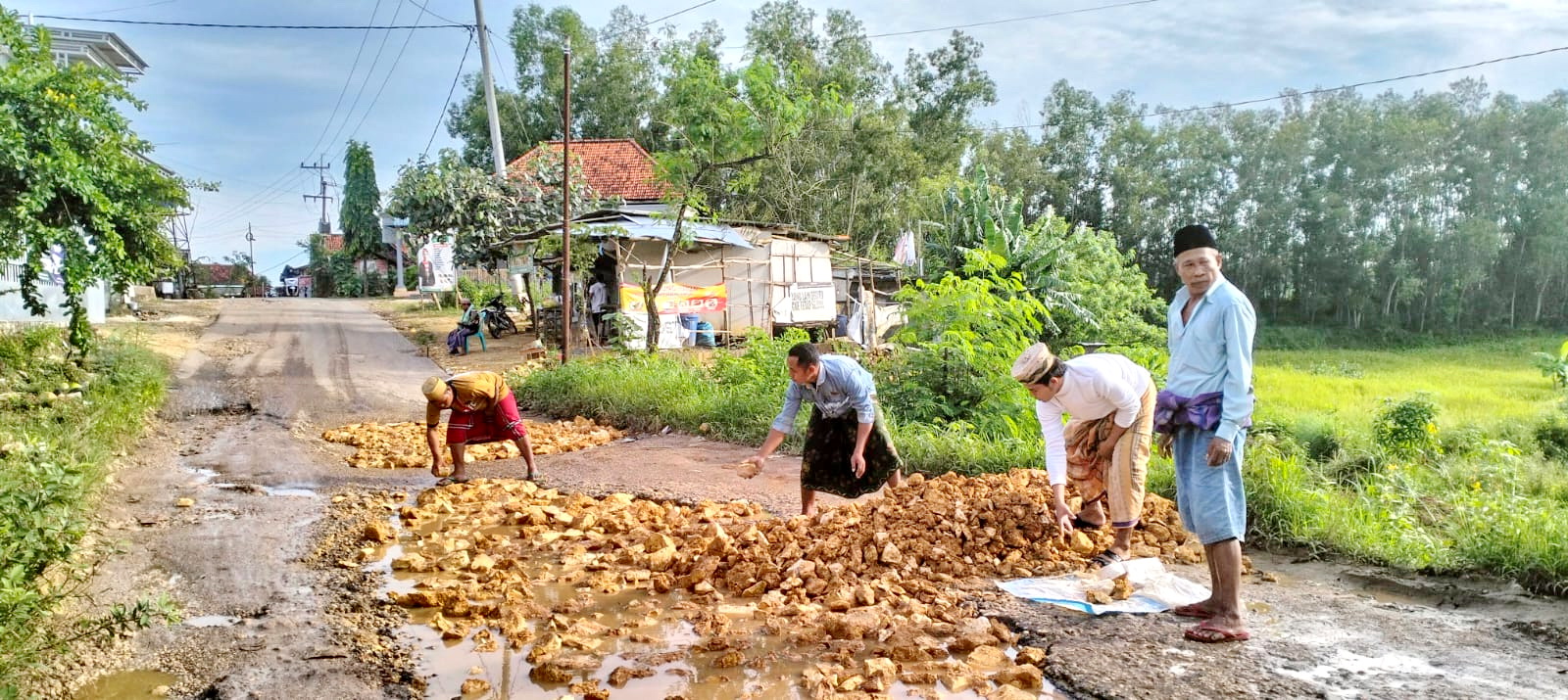 BUTUH PERBAIKAN: Warga Desa Palengaan Daya, Kecamatan Palengaan, memperbaiki jalan rusak, Senin (18/3). (MOH. HUJI UNTUK JPRM)