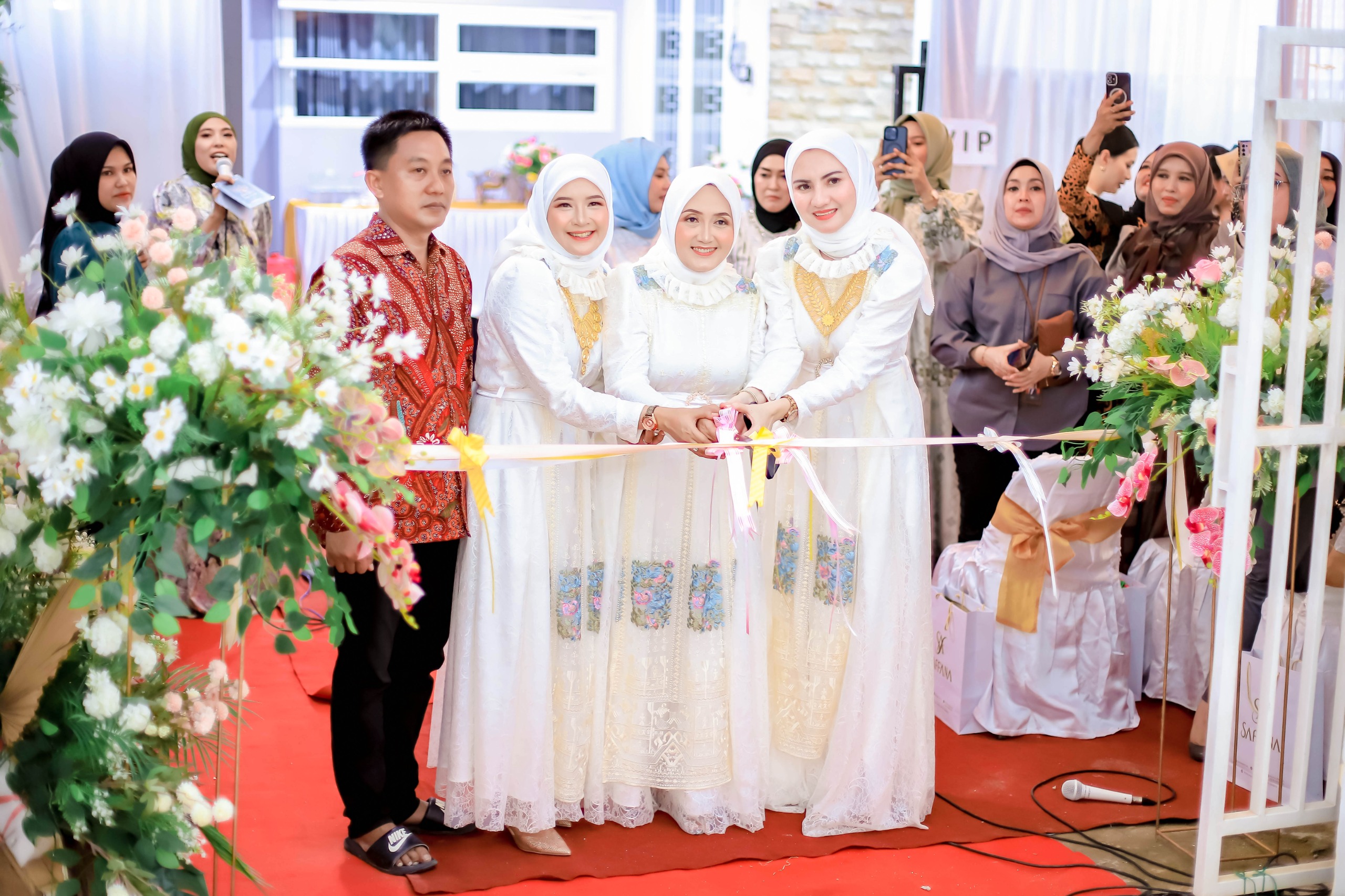 MEWAH: Dari kiri, Direktur PT. Berkawan Sifa Residen Abdul Basid, Owner Butik Saffana Pamekasan Siti Fatmawati, Istri Pj Bupati Pamekasan Yeni Masrukin, dan Desainer Saffana saat sesi foto bersama.