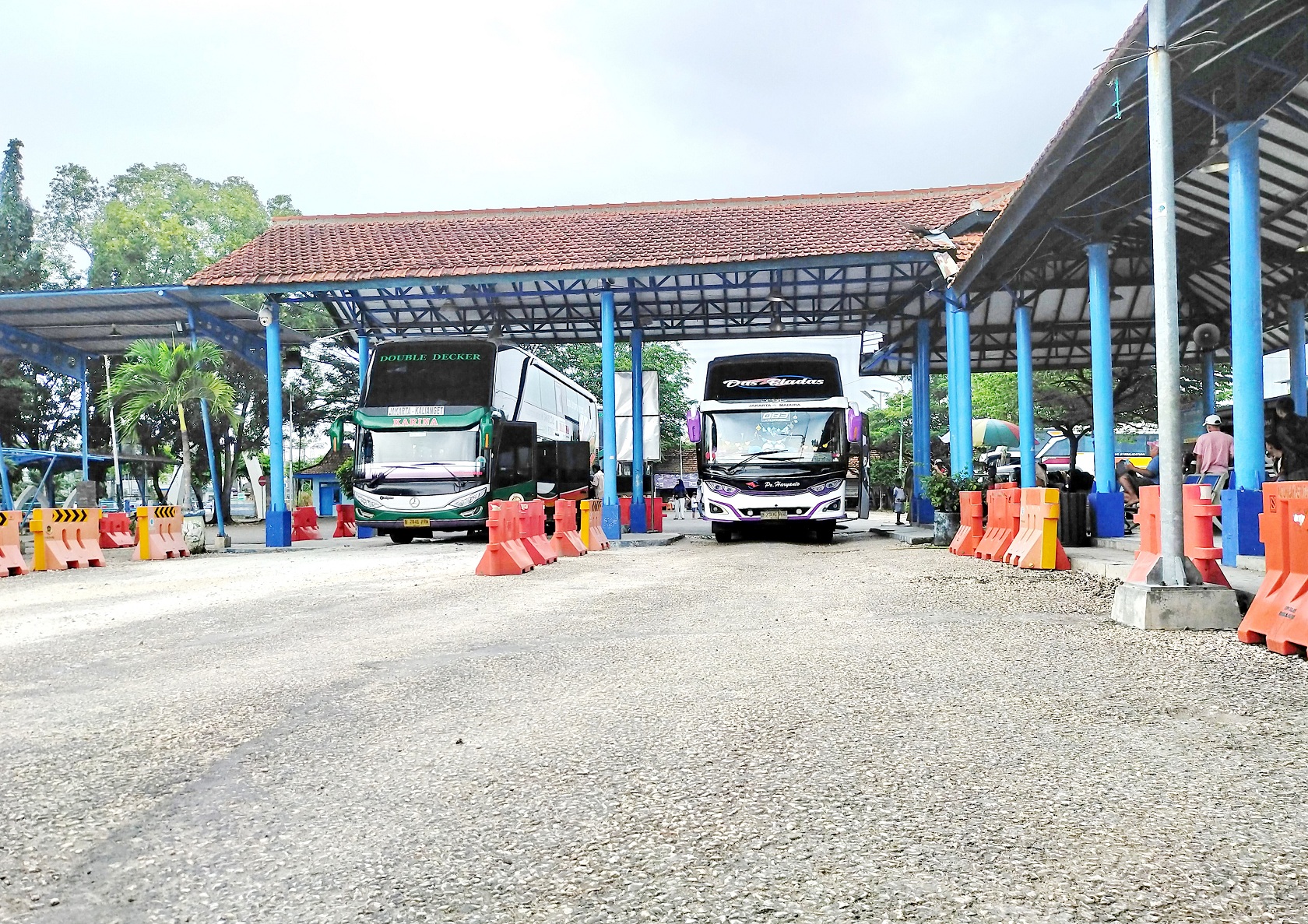 PROGRAM BURAM: Bus angkutan antar provinsi berada di Terminal Bangkalan Senin (1/4). (VIVIN AGUSTIN HARTONO/JPRM)