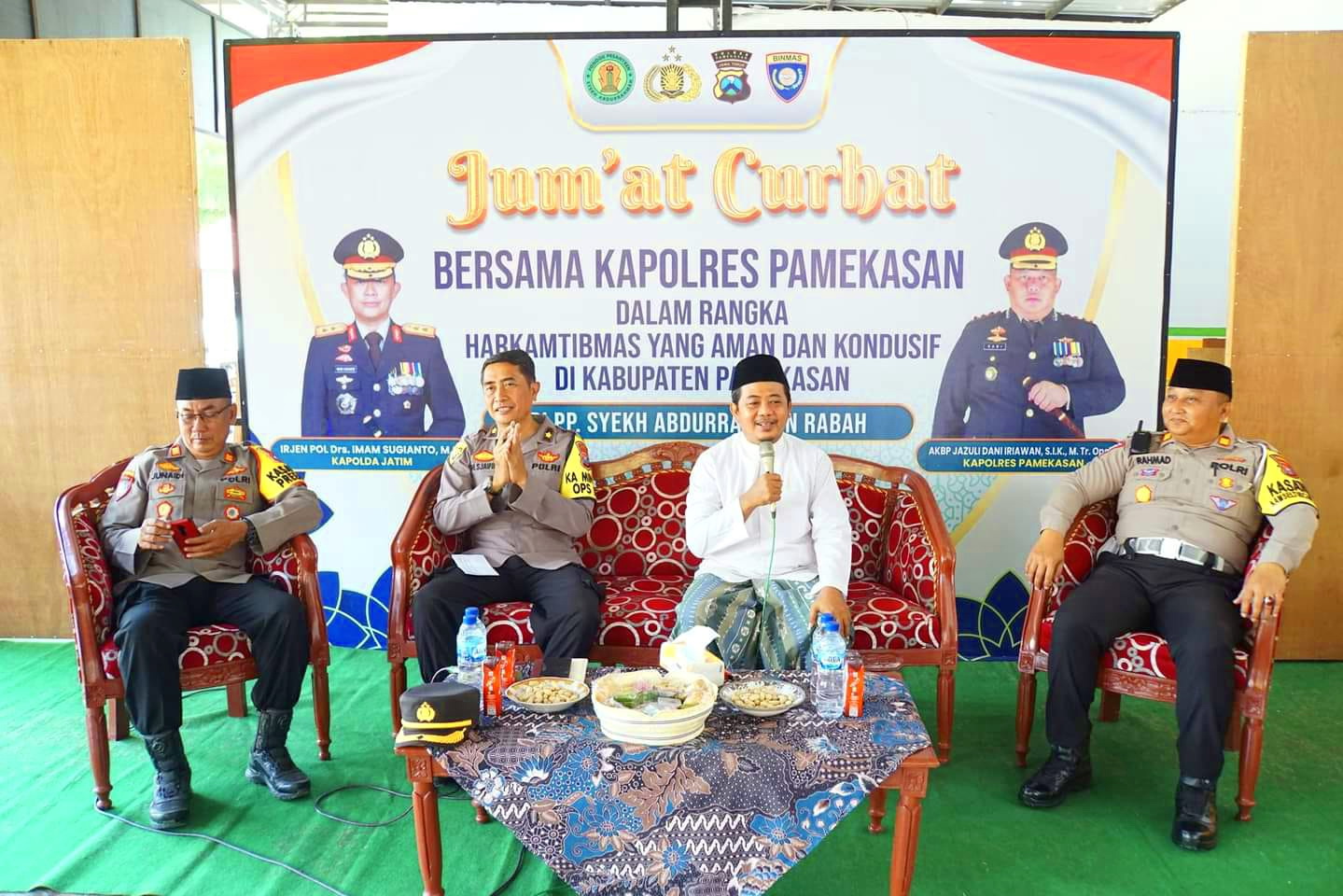 PROGRESIF: K. Abdul Hamid Rabah (kemeja putih) menyampaikan sambutan dalam kegiatan Jumat Curhat Bersama Kapolres Pamekasan di Ponpes Syekh Abdurrahman Rabah. (K. ABDUL HAMID RABAH UNTUK JPRM)