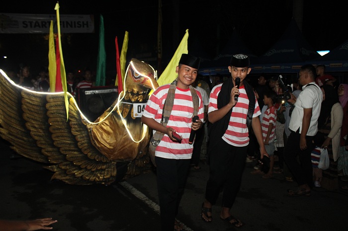 JUARA PERTAMA: Sanggar Seni Adi Poday tampil di Festival Musik Patrol Kamtibmas di garis start pada Selasa (2/4) malam. (VIVIN AGUSTIN HARTONO/JPRM)