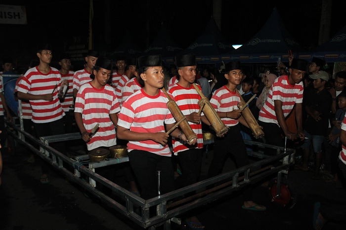 JUARA TIGA: Penampilan Smeksaba Group (SMKN 1 Bangkalan) dalam Festival Musik Patrol Kamtibmas di garis start pada Selasa (2/4) malam. (VIVIN AGUSTIN HARTONO/JPRM)