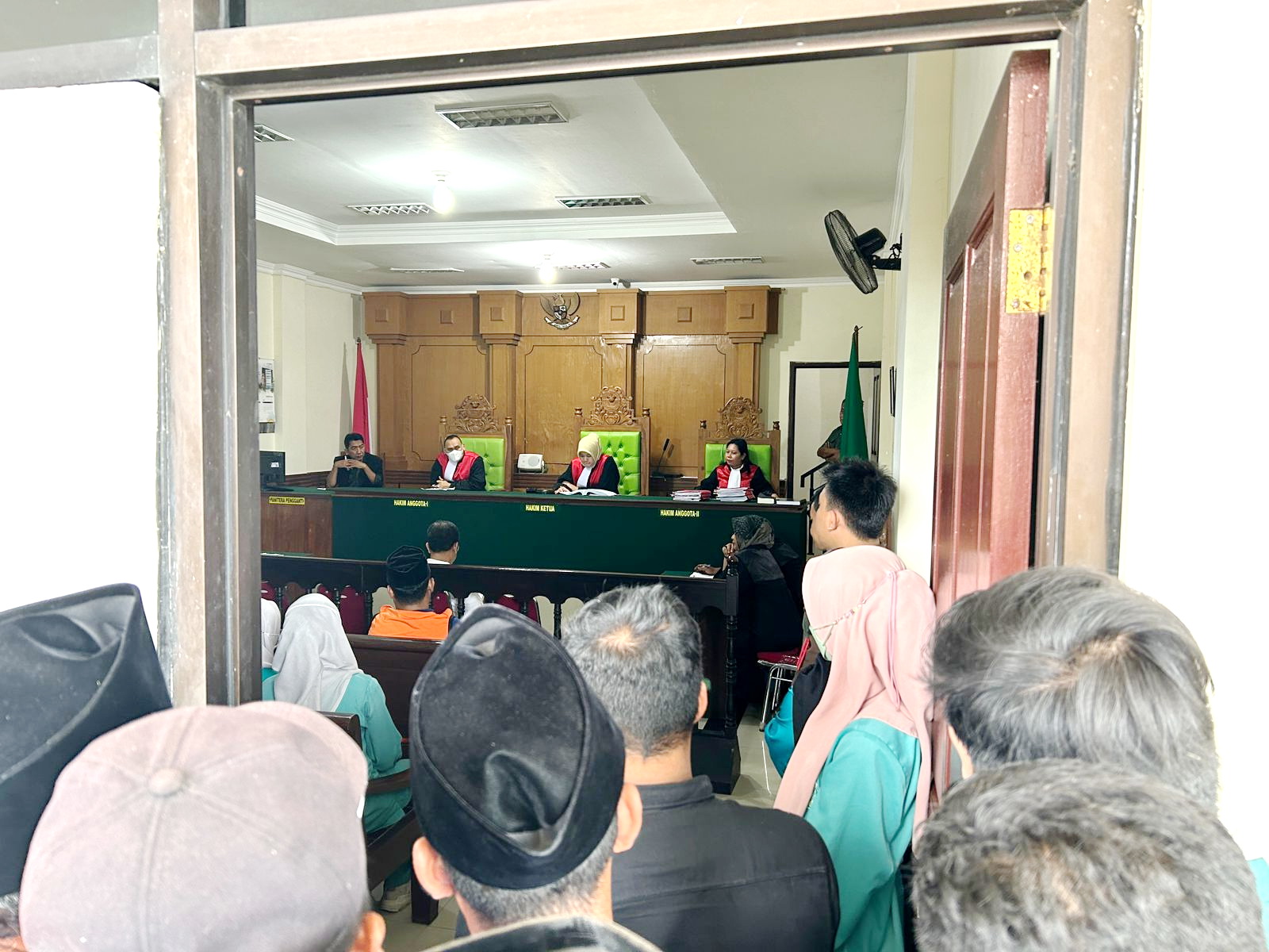 LANCAR: Pemeriksaan ahli forensik dalam sidang perkara MFA di Pengadilan Negeri Bangkalan, Rabu (3/4).