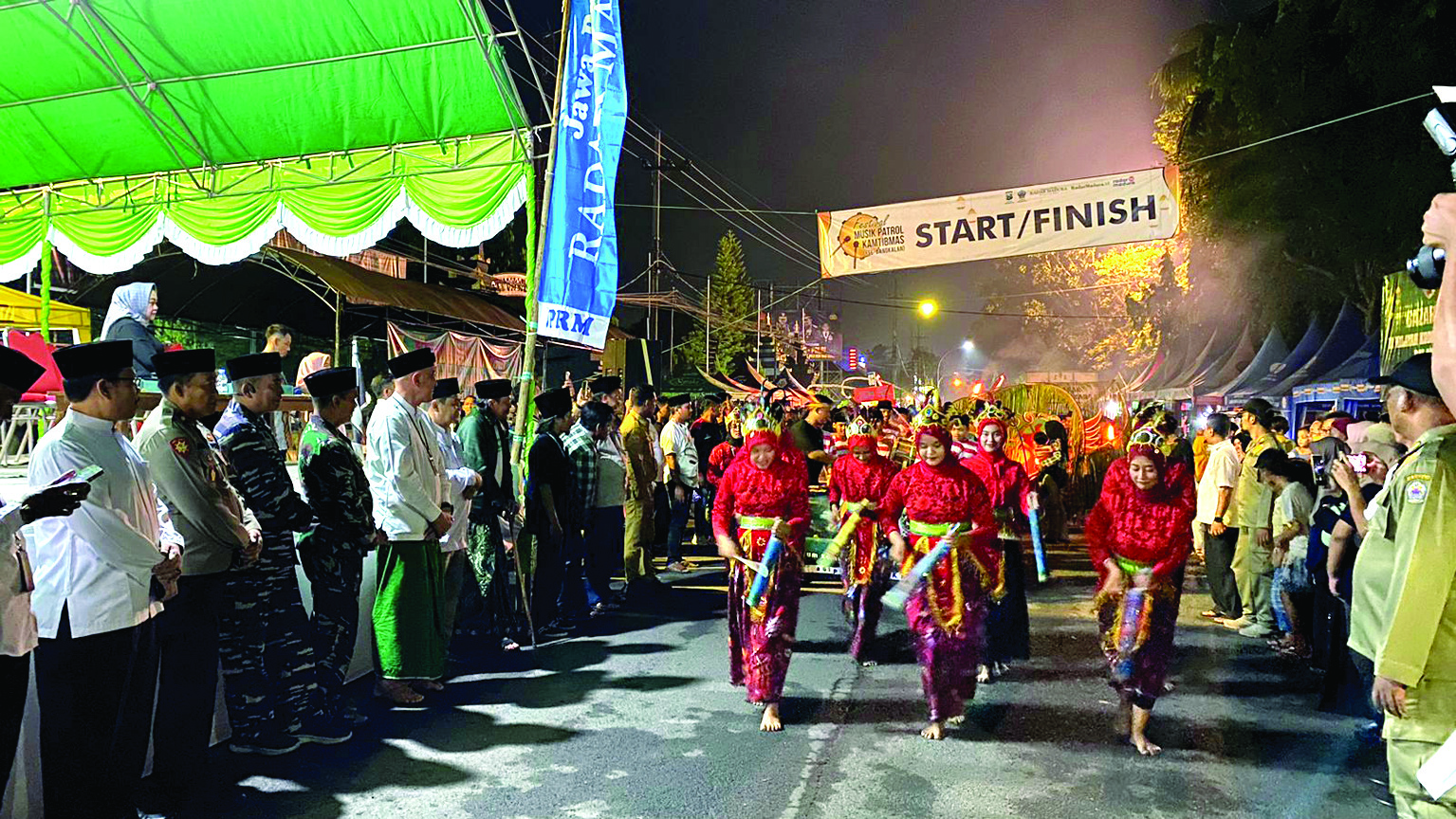 JUARA DUA: Penampilan Maong Bodas di depan Pj Bupati Bangkalan Arief M. Edie dan anggota forkopimda serta Direktur JPRM Abdul Aziz dalam semarak Festival Musik Patrol Kamtibmas, Selasa (2/4).