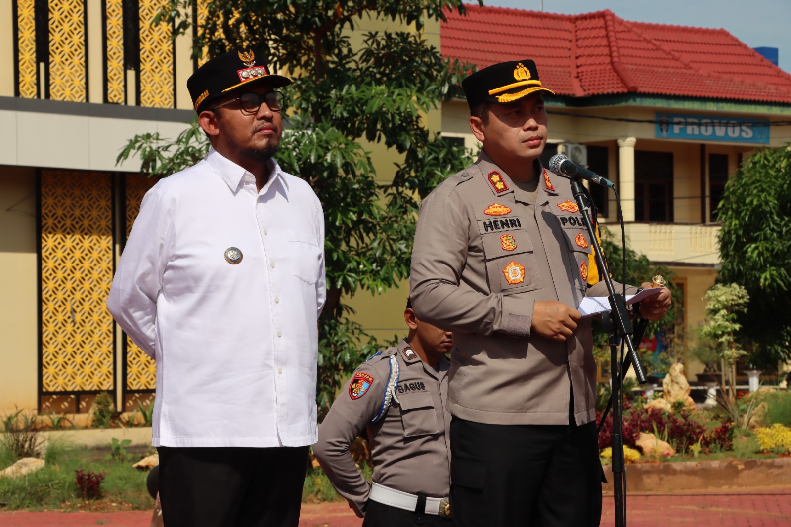 BERSINERGI: Bupati Sumenep Achmad Fauzi dan Kapolres Sumenep AKBP Henri Noveri Santoso ketika apel gelar pasukan Operasi Ketupat Semeru 2024, Rabu (3/4). (HUMAS POLRES SUMENEP UNTUK JPRM)