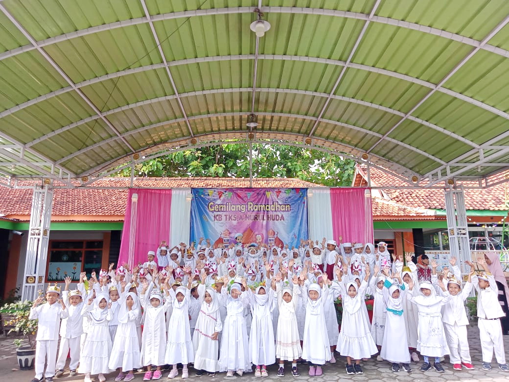 RIANG GEMBIRA: Siswa foto bersama dalam Kegiatan Gemilang Ramadan KB TKS A Nurul Huda.