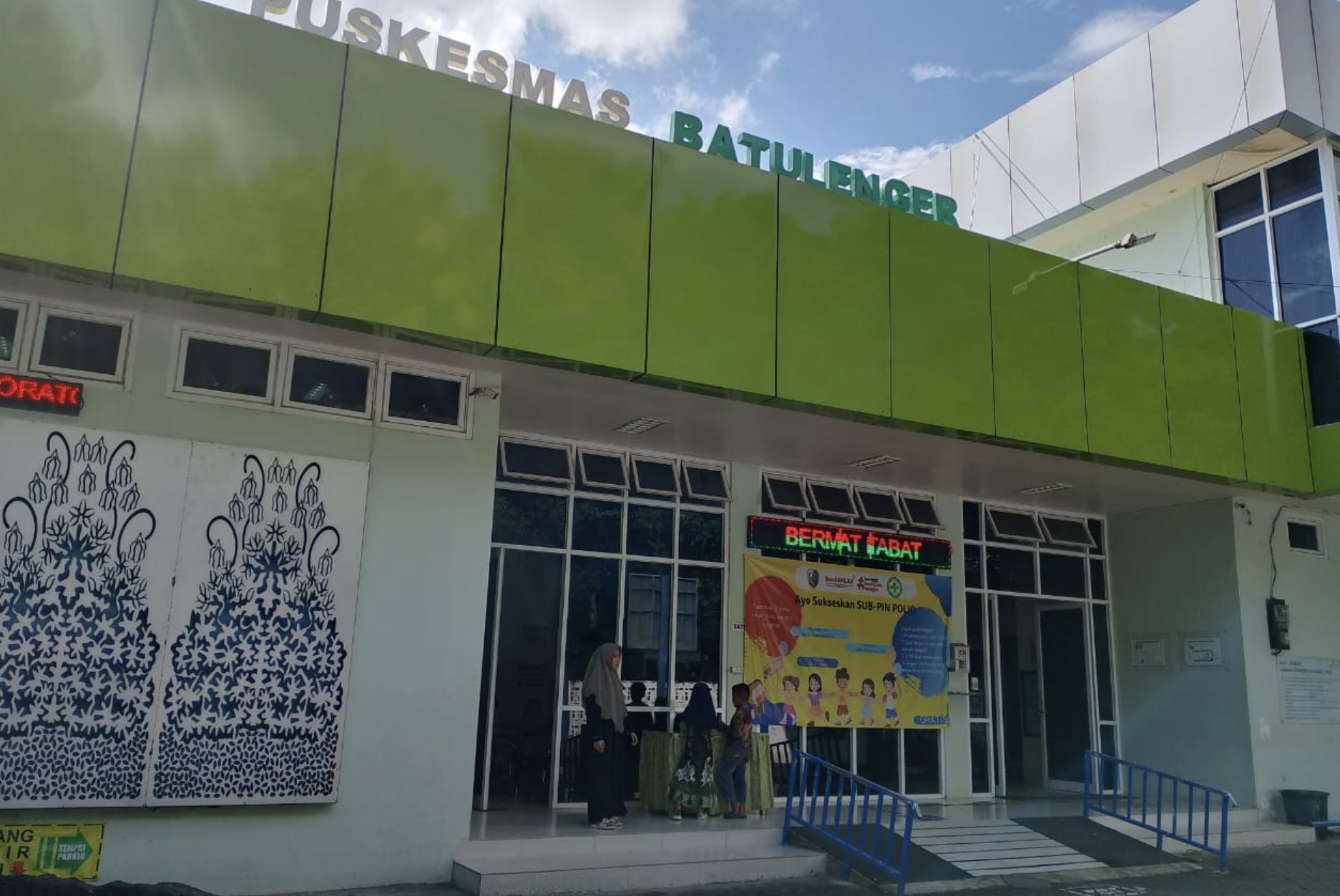 CERAH: Warga sedang berada di depan Puskesmas Batulenger, Selasa (2/4).(UBAIDILLAHIR RAIE/JPRM)