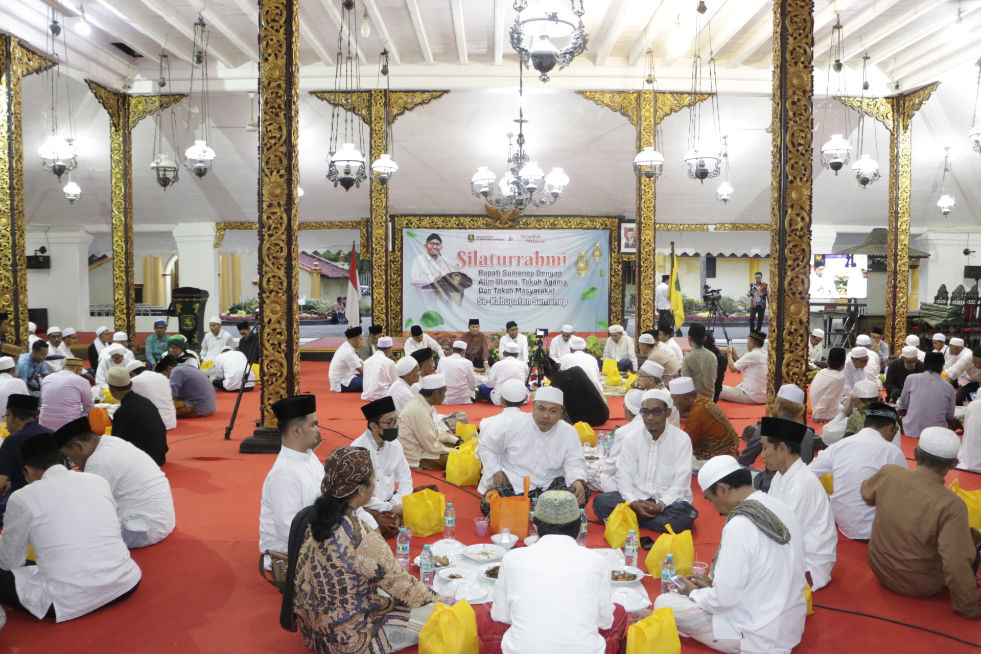 GUYUB: Suasana buka puasa bersama Bupati Sumenep Achmad Fauzi dengan para tokoh masyarakat dan ulama di Pendopo Agung Keraton Sumenep, Kamis (4/4). (PROKOPIM UNTUK JPRM)