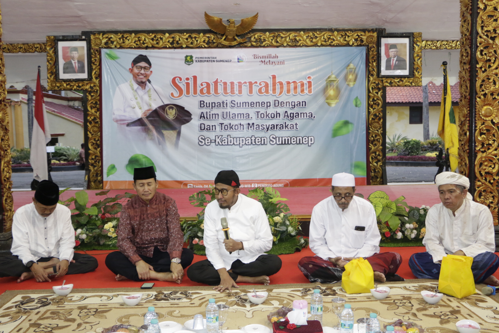 BERWIBAWA: Bupati Sumenep Achmad Fauzi (pakai belangkon) menyampaikan sambutan dalam acara buka puasa bersama tokoh masyarakat dan ulama di Pendopo Agung Keraton Sumenep, Kamis (4/4). (PROKOPIM)