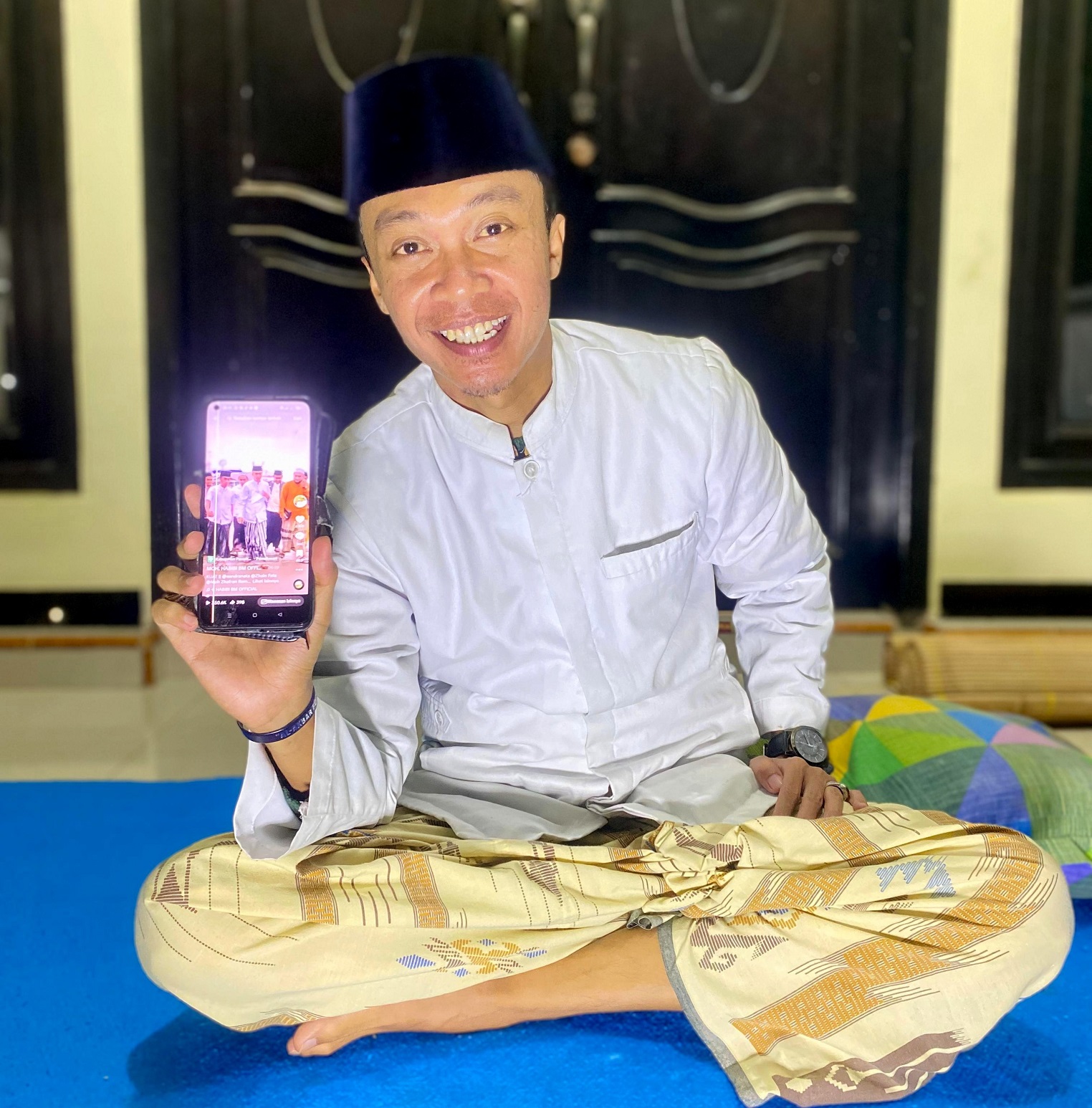 RAMAH: Lora Mohammad Habibi Badwi Muslim saat ditemui di kediamannya di Desa Pasanggar, Kecamatan Pegantenan, Senin (3/2) malam. (MOH. IQBAL AFGANI/JPRM)