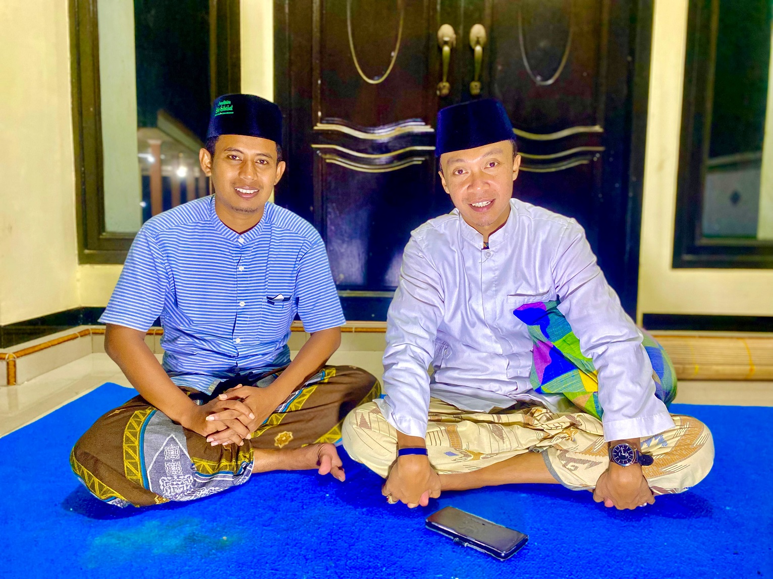 DEKAT: Wakil Kepala JPRM Biro Pamekasan Moh. Ali Muhsin berfoto dengan Lora Mohammad Habibi Badwi Muslim. (MOH. IQBAL AFGANI/JPRM)