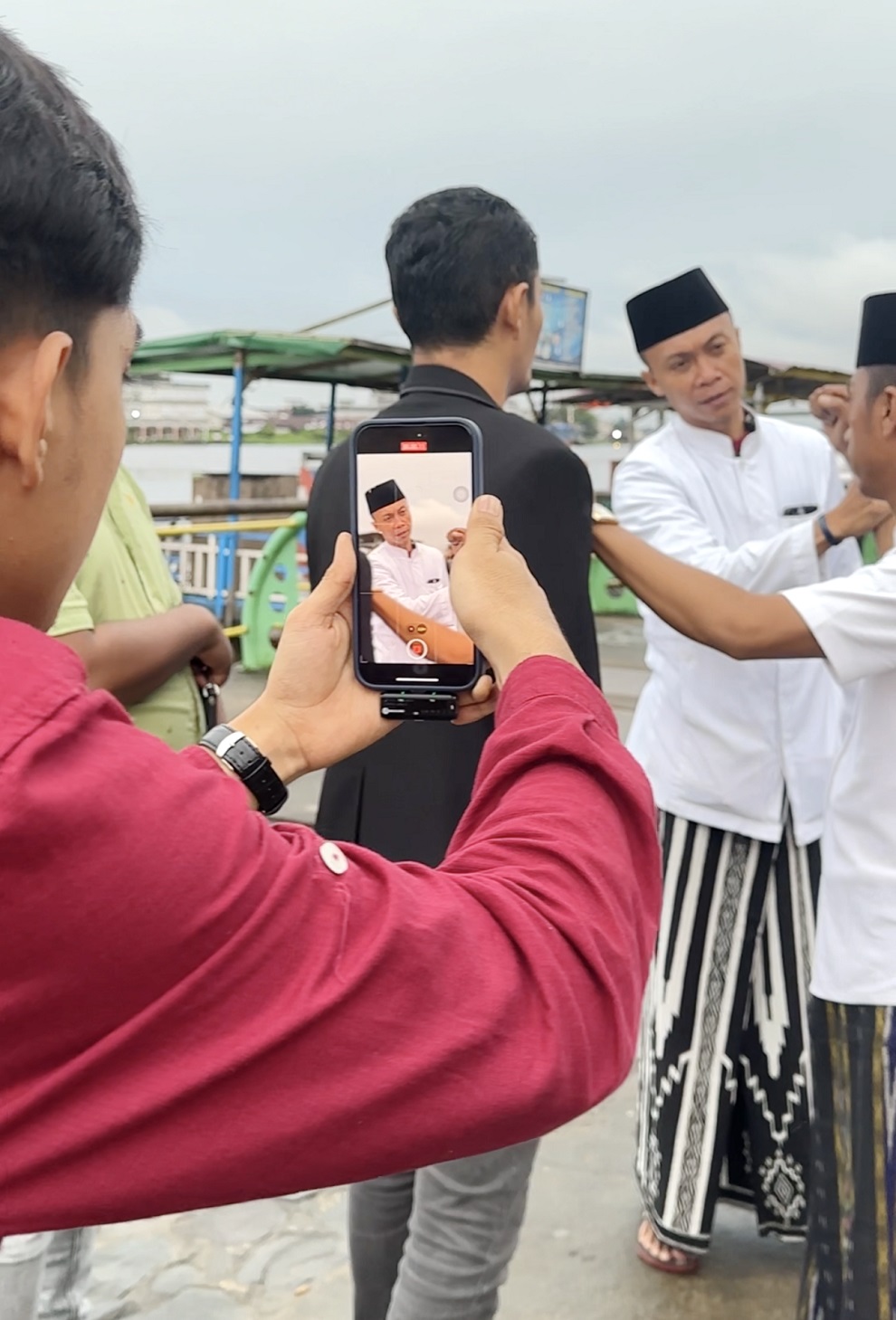 SERIUS: Lora Mohammad Habibi Badwi Muslim memimpin proses pengambilan video di Desa Pasanggar, Kecamatan Pegantenan. (MOHAMMAD HABIBI BADWI MUSLIM UNTUK JPRM)