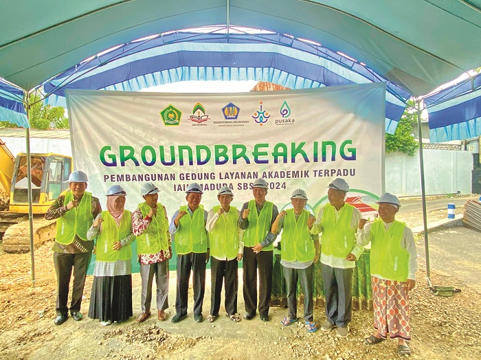 KOMPAK: Civitas Academica IAIN Madura dan pelaksana berfoto bersama sebelum peletakan batu pertama Gedung Layanan Akademik Terpadu Kamis (4/4). (MOH. IQBAL AFGANI/JPRM)