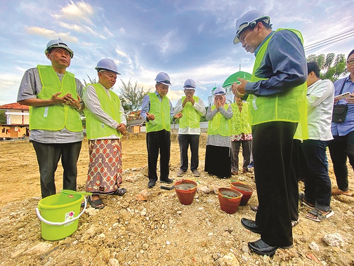 HARAP BERKAH: Civitas Academica IAIN Madura dan pelaksana berdoa bersama sebelum peletakan batu pertama Gedung Layanan Akademik Terpadu Kamis (4/4). (MOH. IQBAL AFGANI/JPRM)