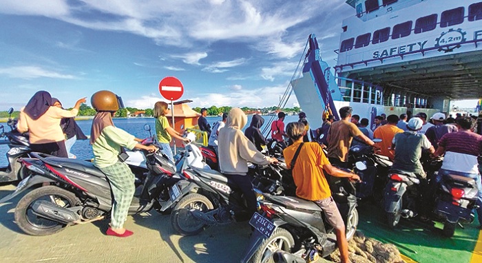 MENGARUNGI LAUTAN: Penumpang masuk KMP Munggiyango Hulalo di Dermaga Pelabuhan Kalianget, Minggu (31/3). (IRUL UNTUK JPRM)