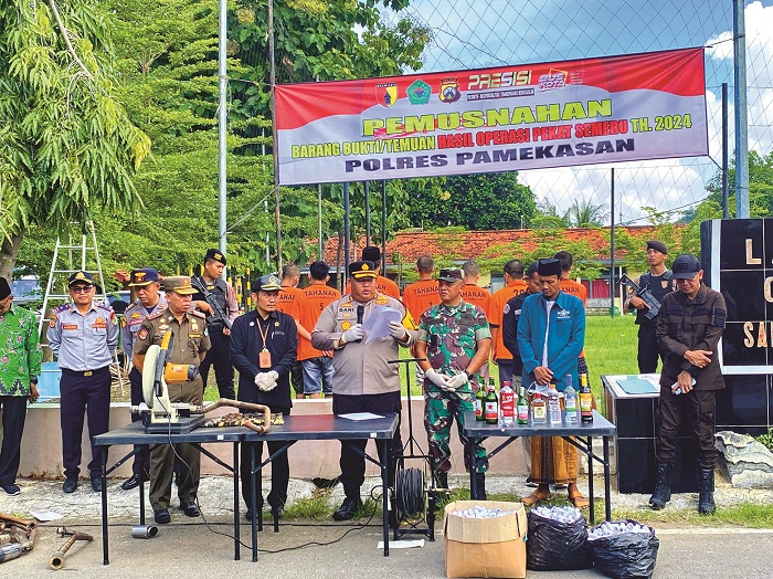 TEGAS: Kapolres Pamekasan AKBP Jazuli Dani Iriawan memimpin konferensi pers di Polres Pamekasan Kamis (4/4). (MOH. IQBAL AFGANI/JPRM)
