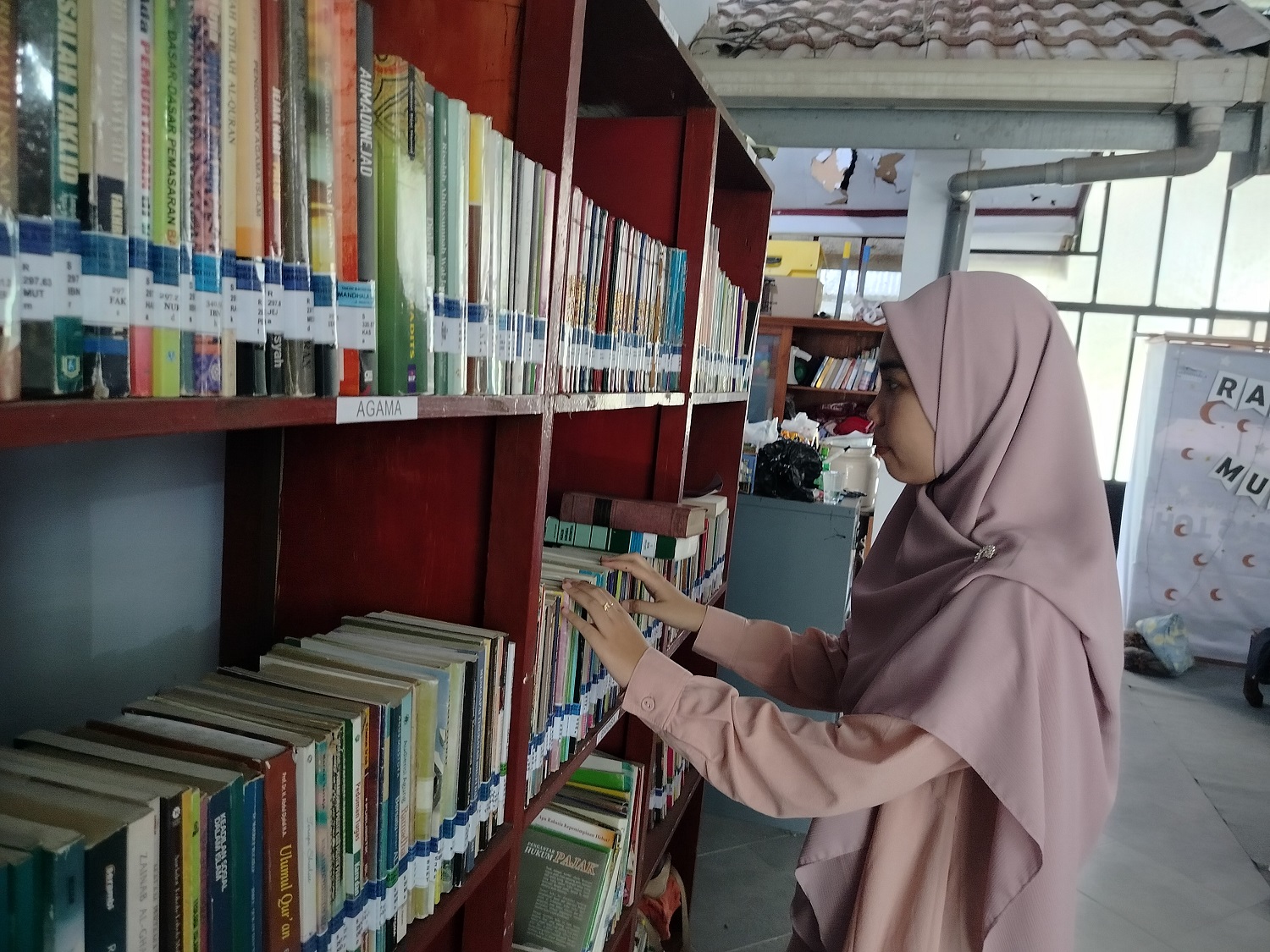 KELOMPOK TBM: Anggota Mandhala Senom sedang mencari buku bacaan di Yayasan Mandhala Senom, Jalan Veteran, Kelurahan Barurambat Timur, Kecamatan Pademawu, Pamekasan, Kamis (4/4). (LAILIYATUN N/JPRM)