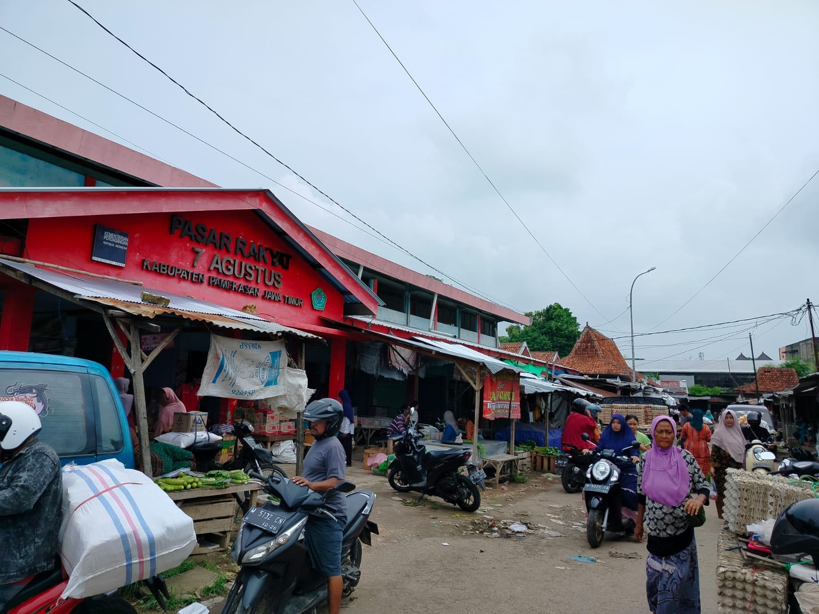 DISPERINDAG GAGAL REVITALISASI: Masyarakat sedang berbelanja di Pasar 17 Agustus, Kelurahan Bugih, Pamekasan, Kamis (4/4). (LAILIYATUN NURIYAH/JPRM)