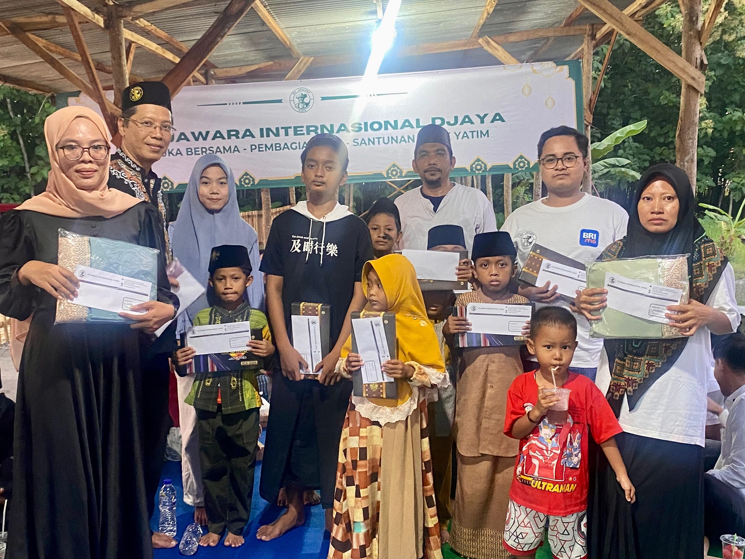 PEDULI: Owner CV Jawara Internasional Djaya Marsuto Alfianto menyantuni anak yatim dan menyerahkan THR kepada karyawan Kamis (4/4). (MOH. IQBAL AFGANI/JPRM)