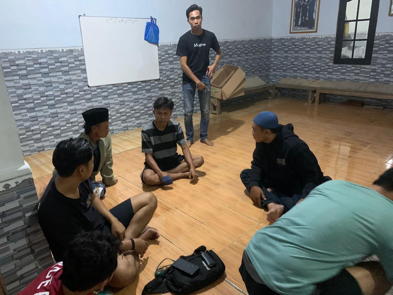 BERKUMPUL: Firman Firdaus, pelaku penganiayaan, diamankan di rumahnya, Desa Gunung Kembar, Kecamatan Manding, Jumat (5/4). (HUMAS POLRES SUMENEP UNTUK JPRM)